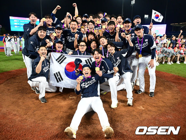 [OSEN=사오싱(중국), 김성락 기자] 류중일 감독이 이끄는 한국 야구 대표팀이 4회 연속 우승을 차지했다.한국은 7일(이하 한국시간) 중국 저장성 사오싱 야구장에서 열린 2022 항저우 아시안게임 야구 결승전에서 대만을 2-0으로 눌렀다. 이로써 지난 2일 대만과의 B조 예선 2차전 0-4 완패를 설욕하며 금메달을 목에 걸었다.경기 종료 후 대한민국 선수들이 세리머니를 하고 있다. 2023.10.07 /ksl0919@osen.co.kr2023.10.07 /ksl0919@osen.co.kr