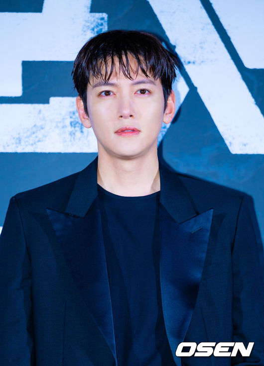 [OSEN=민경훈 기자] 6일 오전 서울 용산구 CGV 용산아이파크몰에서 영화 '군체' 제작보고회가 열렸다.연상호 감독의 신작 '군체'는 정체불명의 감염사태로 봉쇄된 건물 안, 고립된 생존자들이 예측할 수 없는 형태로 진화하는 감염자들에 맞서 벌이는 사투를 그린다. 배우 지창욱이 포즈를 취하고 있다. 2026.04.06 /rumi@osen.co.kr