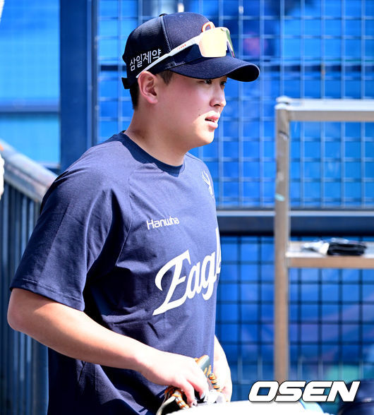 [OSEN=잠실, 최규한 기자] 2일 서울 잠실야구장에서 ‘2026 신한 SOL Bank KBO리그’ 두산 베어스와 한화 이글스의 경기가 열린다.홈팀 두산은 웨스 벤자민, 방문팀 한화는 박준영을 선발로 내세운다.군 복무를 마치고 돌아온 한화 정은원이 훈련에 나서고 있다. 2026.06.02 / dreamer@osen.co.kr