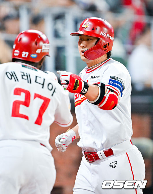 [OSEN=인천, 민경훈 기자] 2일 인천 SSG랜더스필드에서 ‘2026 신한 SOL Bank KBO리그’ SSG 랜더스와 키움 히어로즈의 경기가 열렸다.이날 SSG는 베니지아노, 키움은 알칸타라를 선발로 내세웠다.8회말 SSG 선두타자로 나온 최정이 우중월 솔로 홈런을 때린 후 홈을 밟으며 기뻐하고 있다. 2026.06.02 / rumi@osen.co.kr