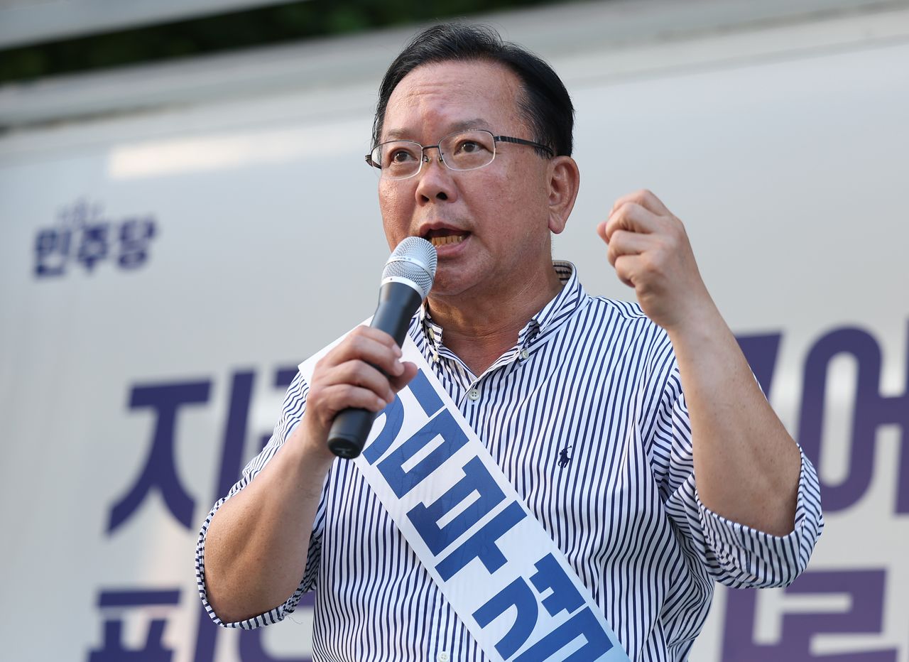 더불어민주당 김부겸 대구시장 후보가 지난달 31일 오후 대구 동구 신세계백화점 대구점 인근에서 시민들을 향해 지지를 호소하고 있다. 연합뉴스
