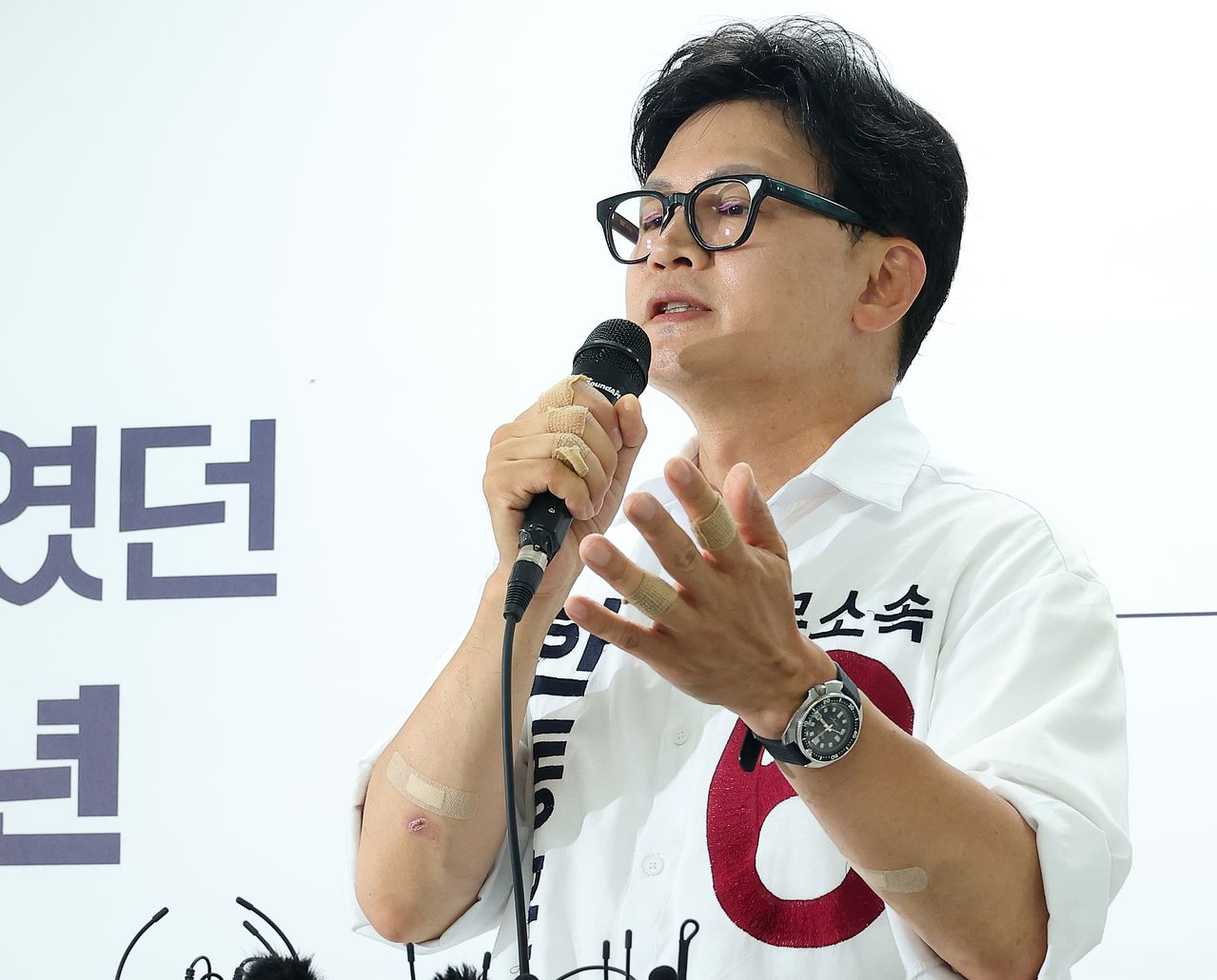 6·3 부산 북갑 국회의원 보궐선거에 출마한 무소속 한동훈 후보가 1일 오후 부산 북구 선거사무소에서 기자회견에 입장하고 있다. 연합뉴스