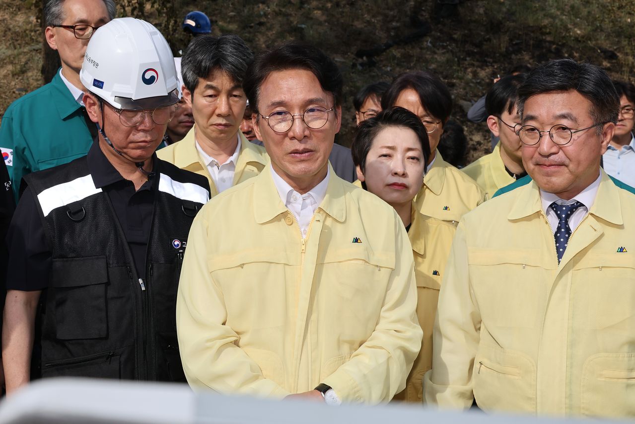 김민석 국무총리가 1일 폭발 사고로 사상자가 발생한 대전 유성구 한화에어로스페이스 대전사업장을 방문해 현장을 살펴본 뒤 피해 및 복구 상황에 대한 보고를 받고 있다.   연합뉴스