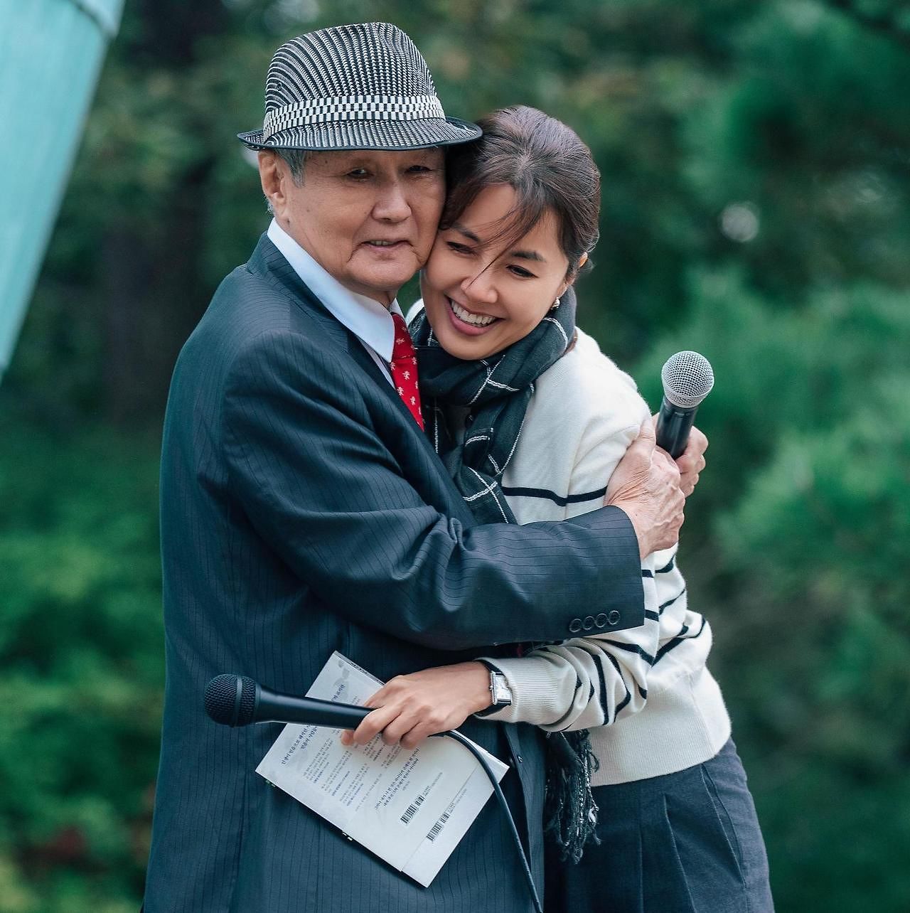 지난해 10월에 열린 신영교 작곡가(왼쪽)의 생전 장례식에서 딸 신애라씨가 아버지와 포옹하고 있다. 사진 하이패밀리
