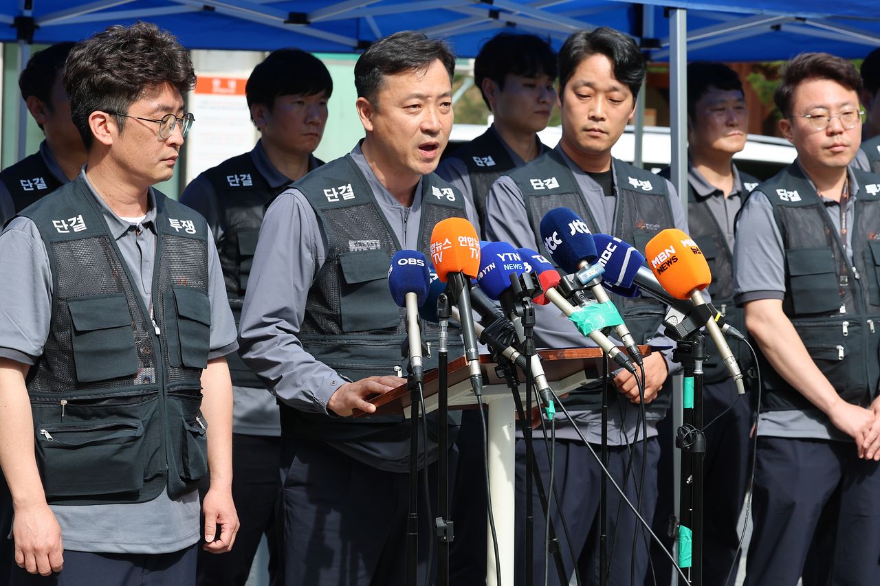 1일 대전 유성구 한화에어로스페이스 대전사업장에서 폭발 사고가 발생한 가운데 전국화학연맹 한화노조 허록 위원장이 사고 관련 브리핑을 하고 있다. 연합뉴스