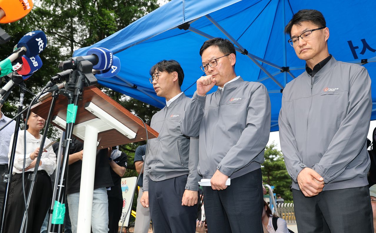 손재일 한화에어로스페이스 대표이사(가운데)가 1일 대전 유성구 외삼동 한화에어로스페이스 대전사업장 앞에서 화재로 7명의 사상자 발생한 사고와 관련 브리핑하고 있다. 뉴스1