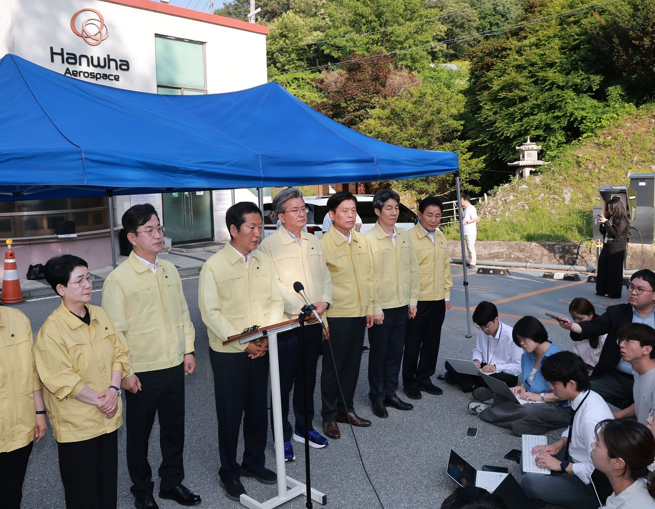 더불어민주당 정청래 총괄상임선거대책위원장이 1일 폭발 사고가 발생한 대전 유성구 한화에어로스페이스 대전공장을 방문해 사고 현장을 살펴본 뒤 브리핑하고 있다. 연합뉴스 