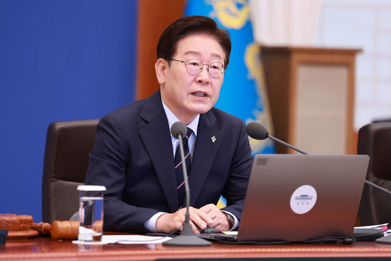 이재명 대통령이 2일 청와대에서 열린 국무회의 겸 비상경제점검회의에서 발언하고 있다. 뉴스1