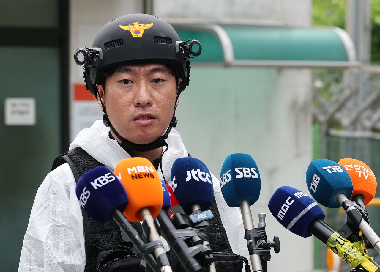 유승식 대전경찰청 과학수사계장이 2일 한화에어로스페이스 대전사업장 폭발사고의 원인을 규명하기 위한 관계기관 합동감식에 앞서 브리핑을 하고 있다. 뉴스1