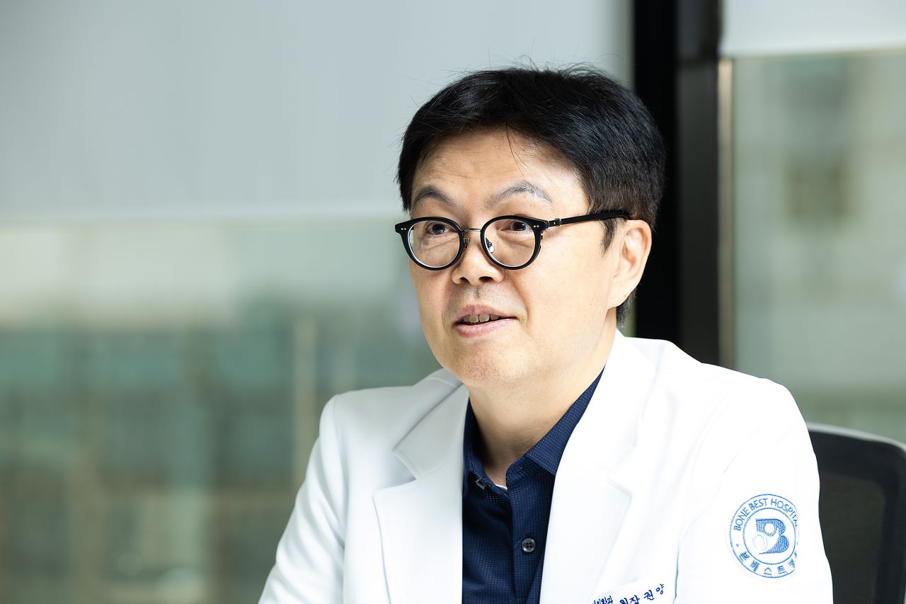 권양 대표는 “의대 유학은 학업 역량뿐 아니라 아이의 성향까지 함께 봐야 한다”며 “의대 공부는 오랜 시간 지루하고 반복적인 과정을 견뎌야 하는 만큼, 재능과 끼가 많은 타입보다 엉덩이가 무겁고 꾸준한 성실형 학생이 결국 면허를 따고 살아남는다”고 말했다. 우상조 기자