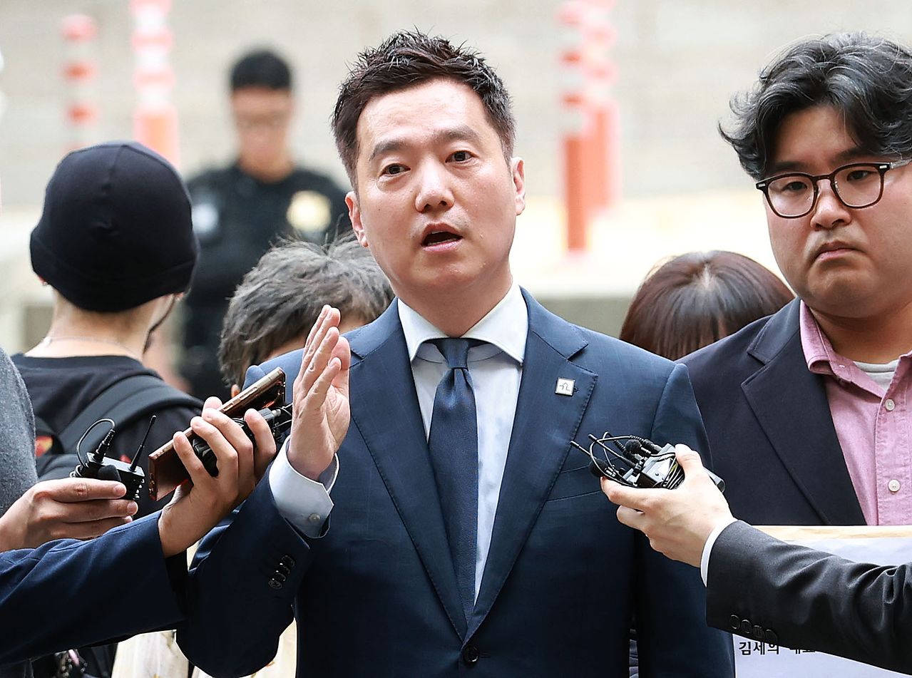 배우 김수현의 명예를 훼손한 혐의를 받는 김세의 가로세로연구소 대표가 지난달 26일 오전 서울 서초구 서울중앙지방법원에서 열린 구속 전 피의자 심문(영장실질심사)에 출석하고 있다. 사진공동취재단