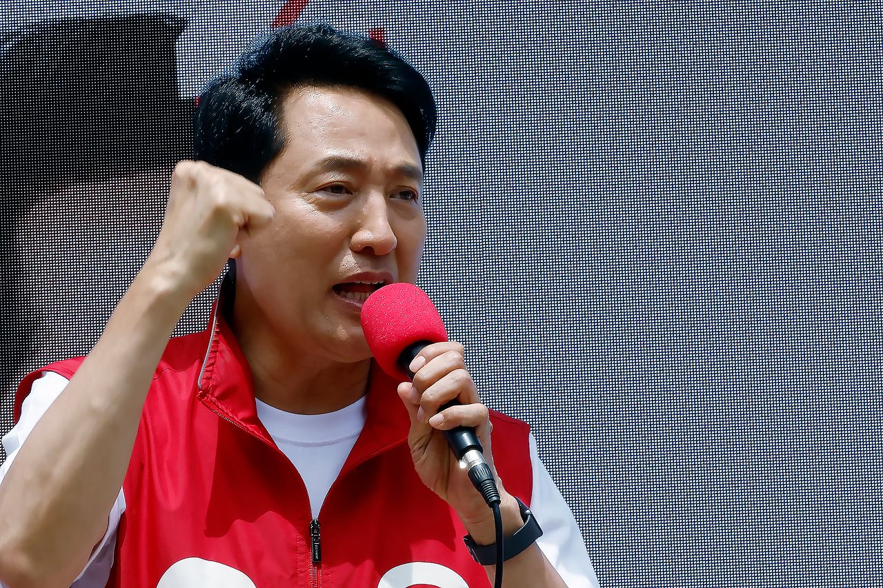 오세훈 국민의힘 서울시장 후보가 1일 오후 서울시 노원구 롯데백화점 노원점 앞에서 가진 노원구 릴레이 순회 유세에서 지지를 호소하고 있다.뉴스1