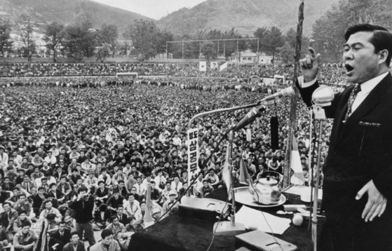 1971년 대선 때 김대중 신민당 대통령 후보가 선거유세 중 연설하고 있다. [중앙포토]