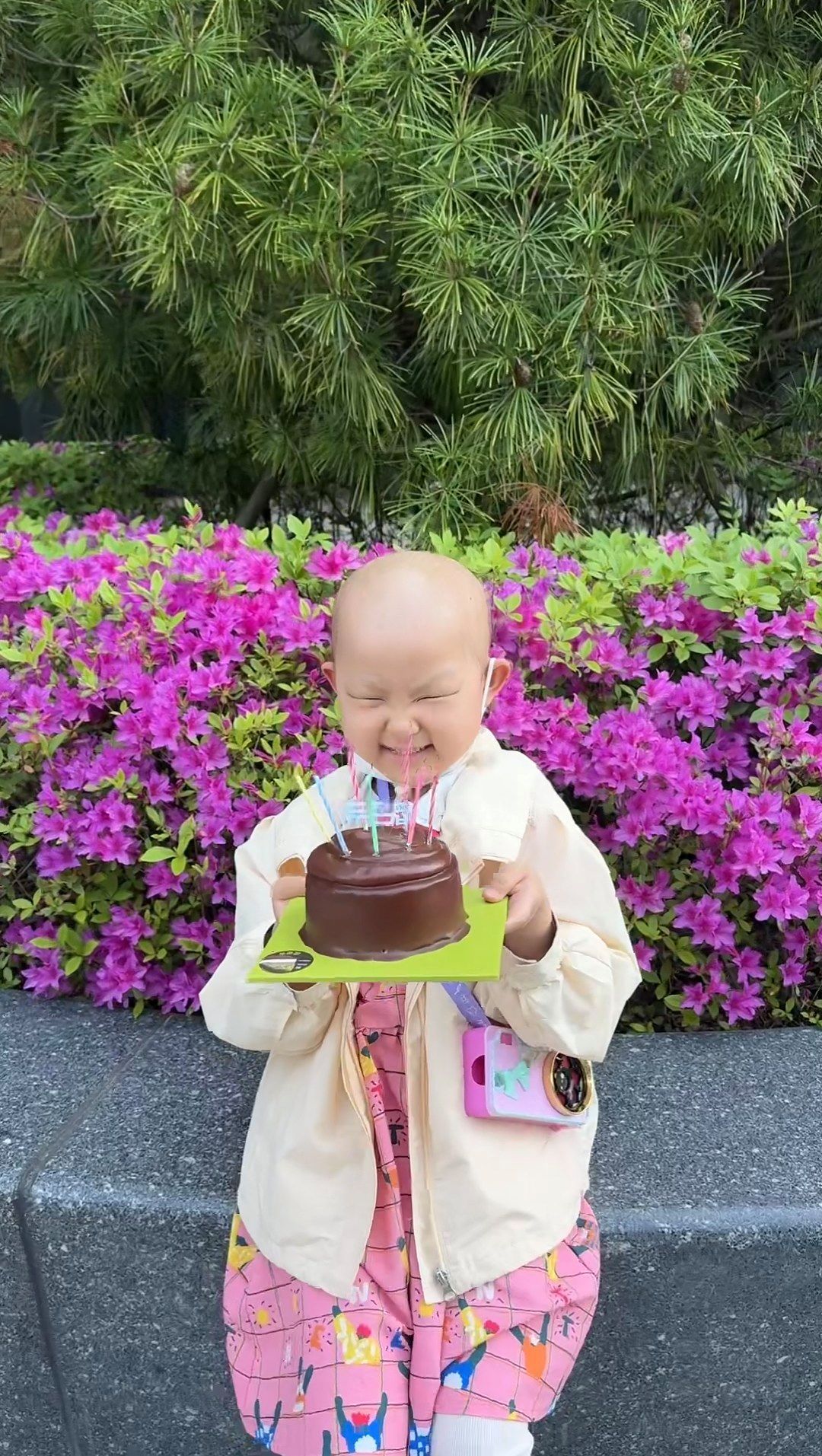 백혈병 투병 중 생일을 맞은 유주가 케이크를 들고 웃고 있다. 사진 환아 보호자 제공