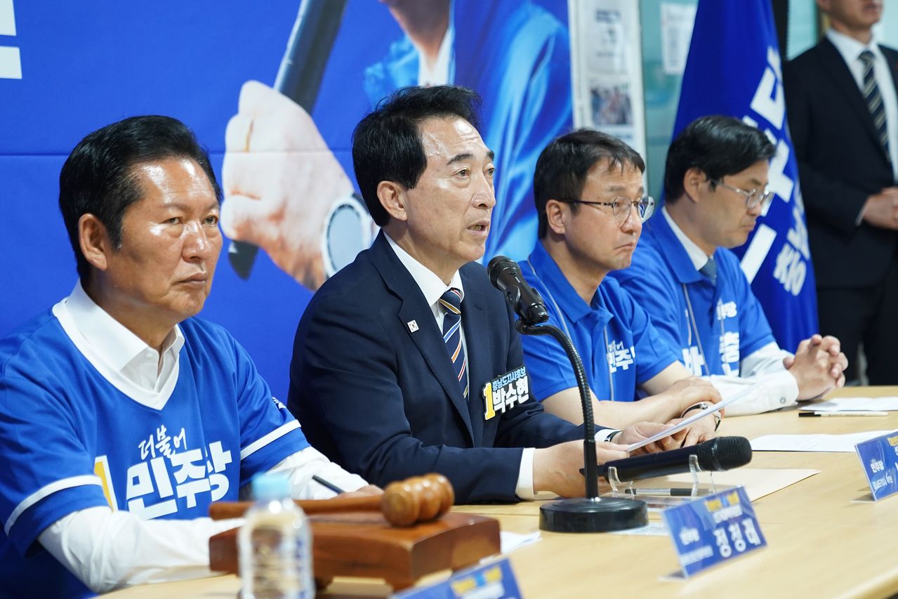 더불어민주당 박수현 충남지사 후보가 1일 천안 캠프에서 열린 중앙선거대책위원회 회의에서 지역 현안을 설명하고 있다. [사진 박수현 캠프]