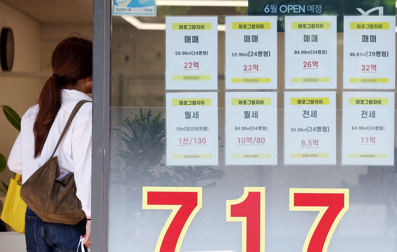 서울 아파트 전세 가격이 급등하면서 임대차 시장의 불안감이 커지고 있다. 매물 정보가 내걸린 서울 시내 한 부동산 중개업소의 모습. 뉴시스