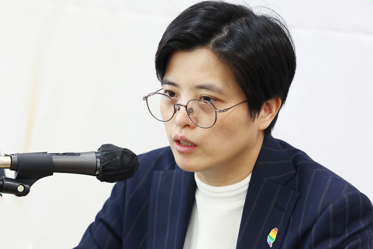 양솽쯔는 오픈리 퀴어 소설가다. 본명은 양뤄츠로 쌍둥이 동생 양뤄훼이와 함께 작가 생활을 준비하다 2015년 동생을 잃었다. 이후 '솽쯔'라는, 쌍둥이를 뜻하는 예명으로 활동 중이다. 연합뉴스