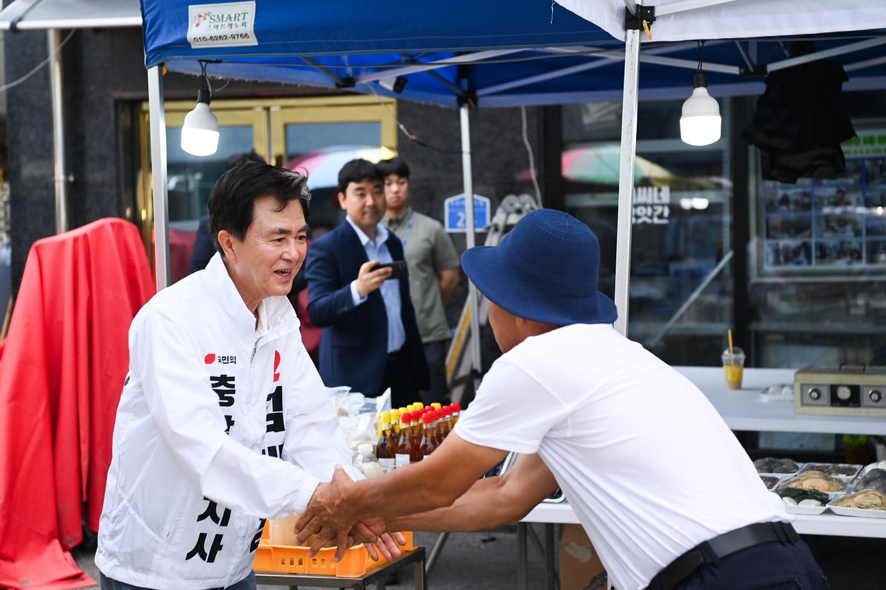 국민의힘 김태흠 충남지사 후보가 1일 천안의 전통시장을 찾아 상인과 손님들에게 지지를 요청하고 있다. [사진 김태흠 캠프]