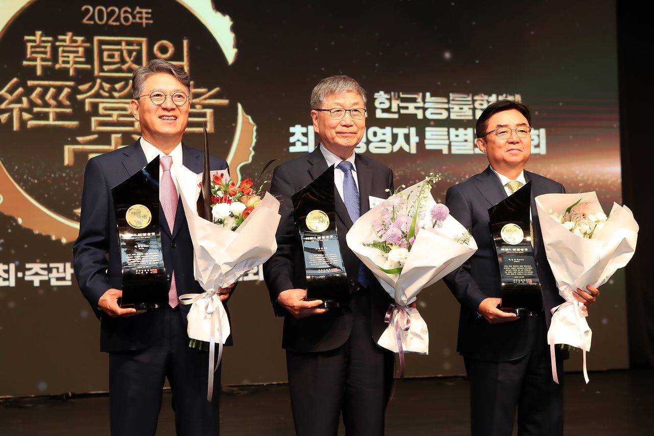 왼쪽부터 곽재선 회장, 서병륜 회장, 백홍주 대표이사.