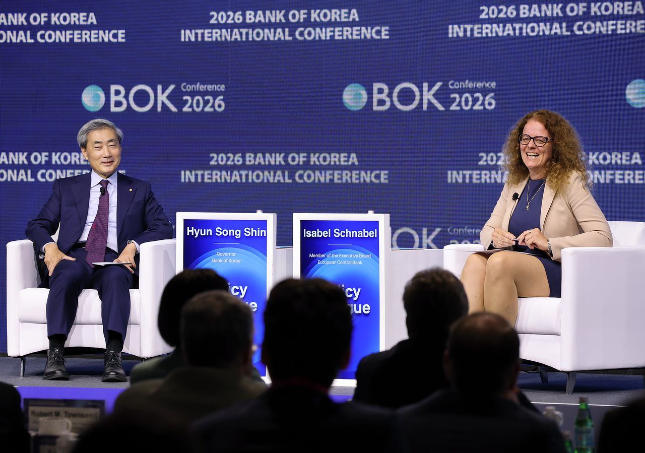 신현송 한국은행 총재(왼쪽)가 1일 서울 중구 한국은행 별관에서 열린 ‘2026 BOK 국제 컨퍼런스’에서 이자벨 슈나벨 유럽중앙은행(ECB) 집행이사와 정책 대담을 하고 있다. [연합뉴스]