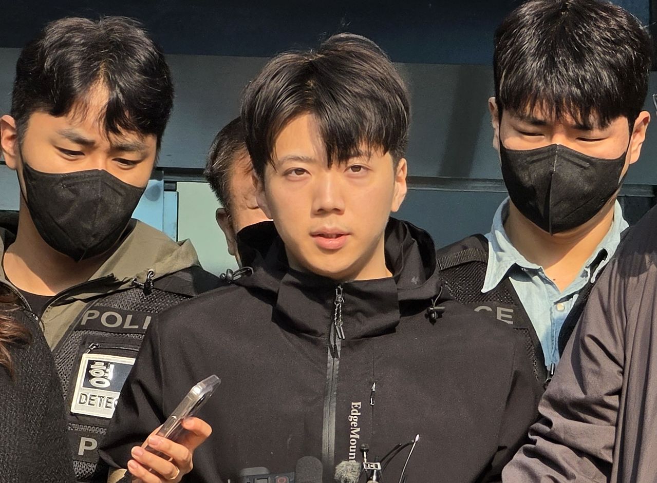 광주 도심에서 일면식 없는 여고생을 살해한 혐의를 받는 장윤기가 지난달 14일 오전 광주 서부경찰서에서 검찰에 송치되고 있다. 뉴스1