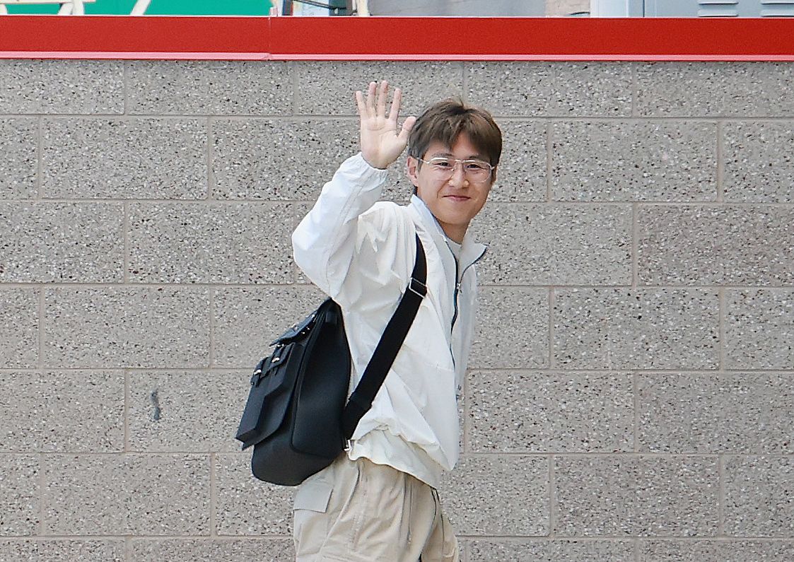 취재진을 향해 밝게 인사하는 이강인. 뉴스1