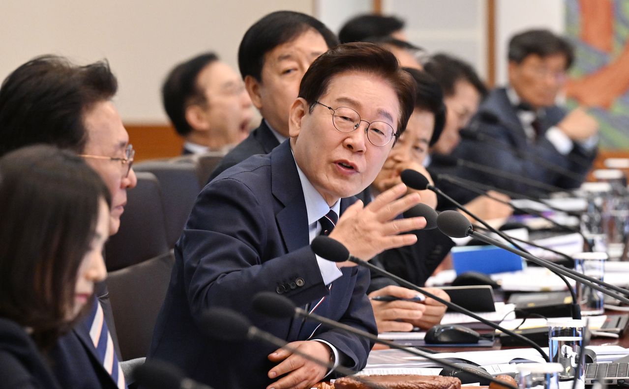 이재명 대통령이 2일 청와대에서 열린 제24회 국무회의 겸 제11차 비상경제점검회의에서 발언을 하고 있다. [청와대사진기자단]