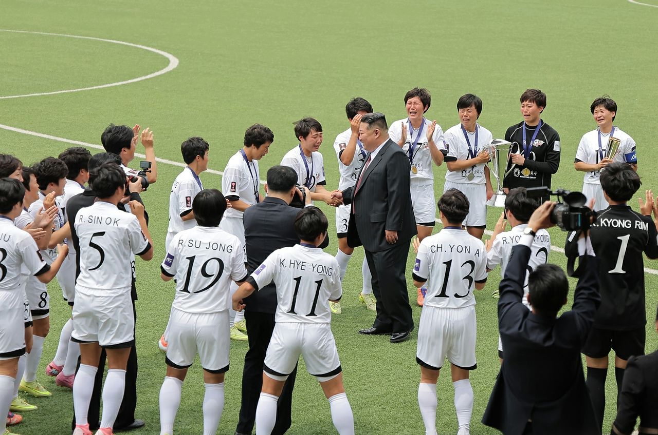 김정은 북한 국무위원장이 지난 1일 최근 '2025-2026년 아시아축구연맹 여자선수권보유자연맹전에서 우승한 내고향 축구팀을 만나 격려하는 모습. 노동신문=뉴스1