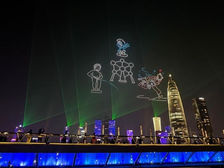 지난 3월 12일 선전인재공원 상공에서 펼쳐진 드론 공연에서 틴틴, 스머프, 아토미움 등 벨기에의 대표적인 문화 아이콘이 밤하늘을 수놓았다. 신화통신