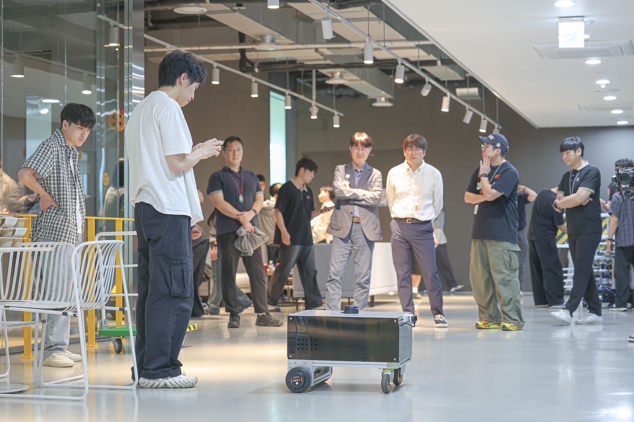 카카오 데이터센터 안산 운영동 2층에서 열린 ‘2026 로봇공학과 캡스톤디자인 최종발표회’에서 로봇 현장 시연 평가가 진행되고 있다. [사진 한양대 ERICA]