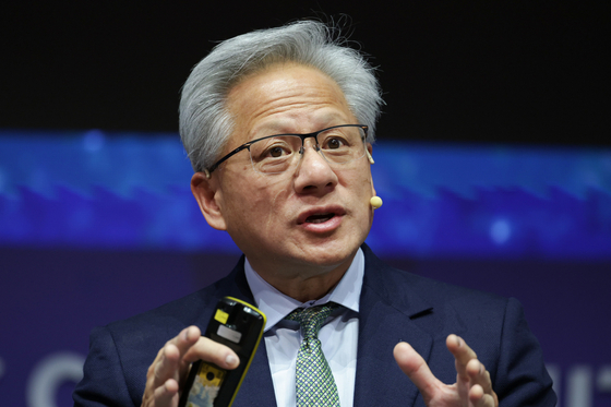 젠슨 황 엔비디아 최고경영자(CEO)가 지난해 10월 31일 경북 경주시 경주예술의전당에서 열린 ‘APEC CEO 서밋’ 마지막 특별 세션에서 연설하고 있다. 김성룡 기자