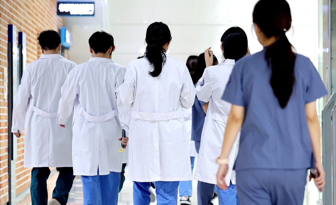 기사 이해를 돕기 위한 사진. 대구 시내의 한 대학병원에서 의료진들이 이동하고 있다. 뉴시스