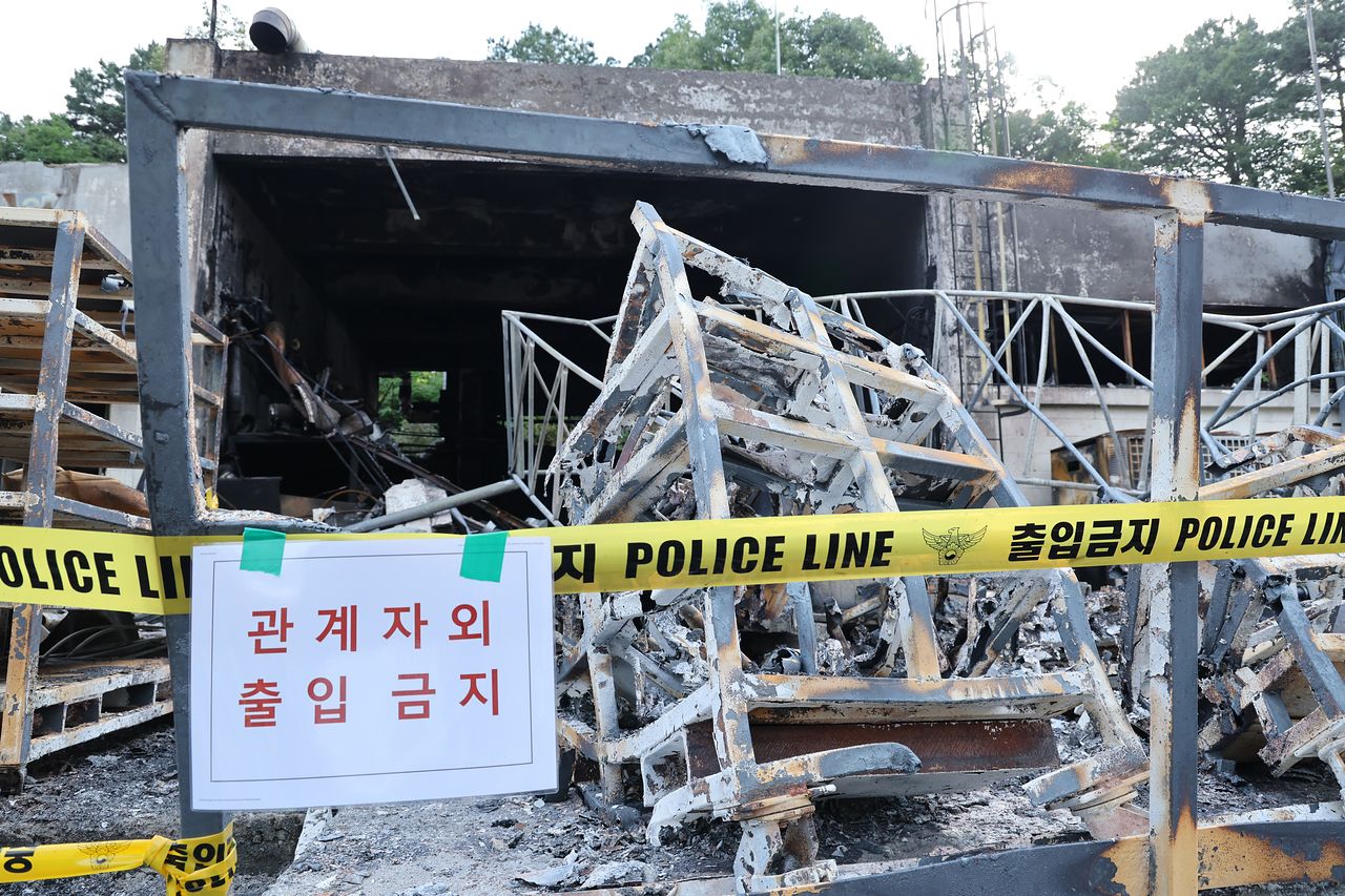 1일 폭발 사고가 발생한 대전 유성구 한화에어로스페이스 대전사업장이 통제되고 있다. 뉴스1