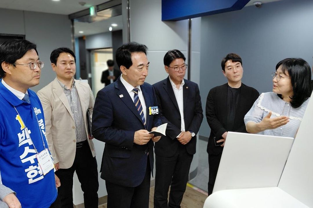 민주당 박수현 충남지사 후보가 지난 1일 천안지역에서 유권자들을 만나고 있다. 사진 박수현 후보 캠프