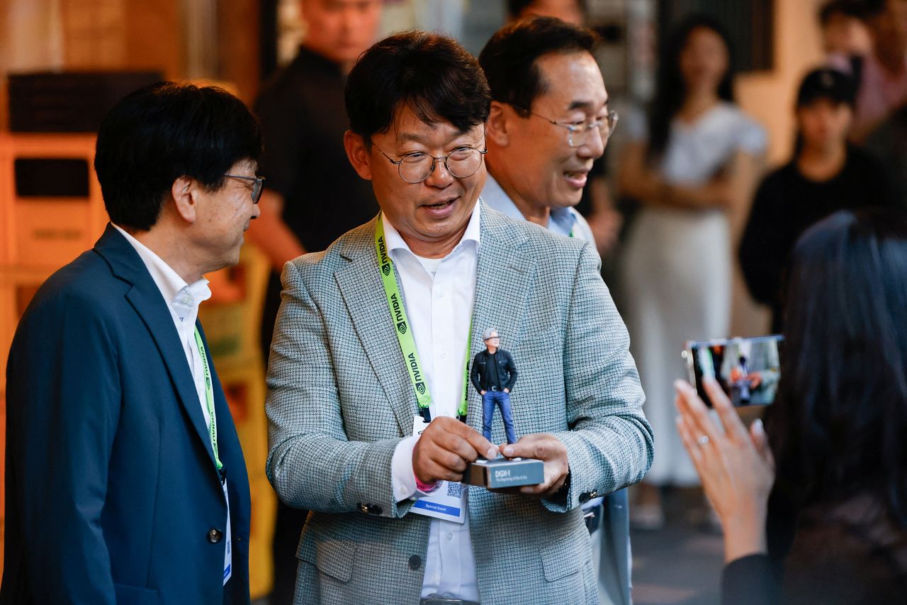 1일 대만 타이베이에서 열린 'GTC 타이베이' 기간 중 한국 주요 기업 관계자들과의 만찬에서 한 참석자가 젠슨 황 엔비디아 최고경영자의 액션 피규어를 보여주고 있다. 로이터=연합뉴스