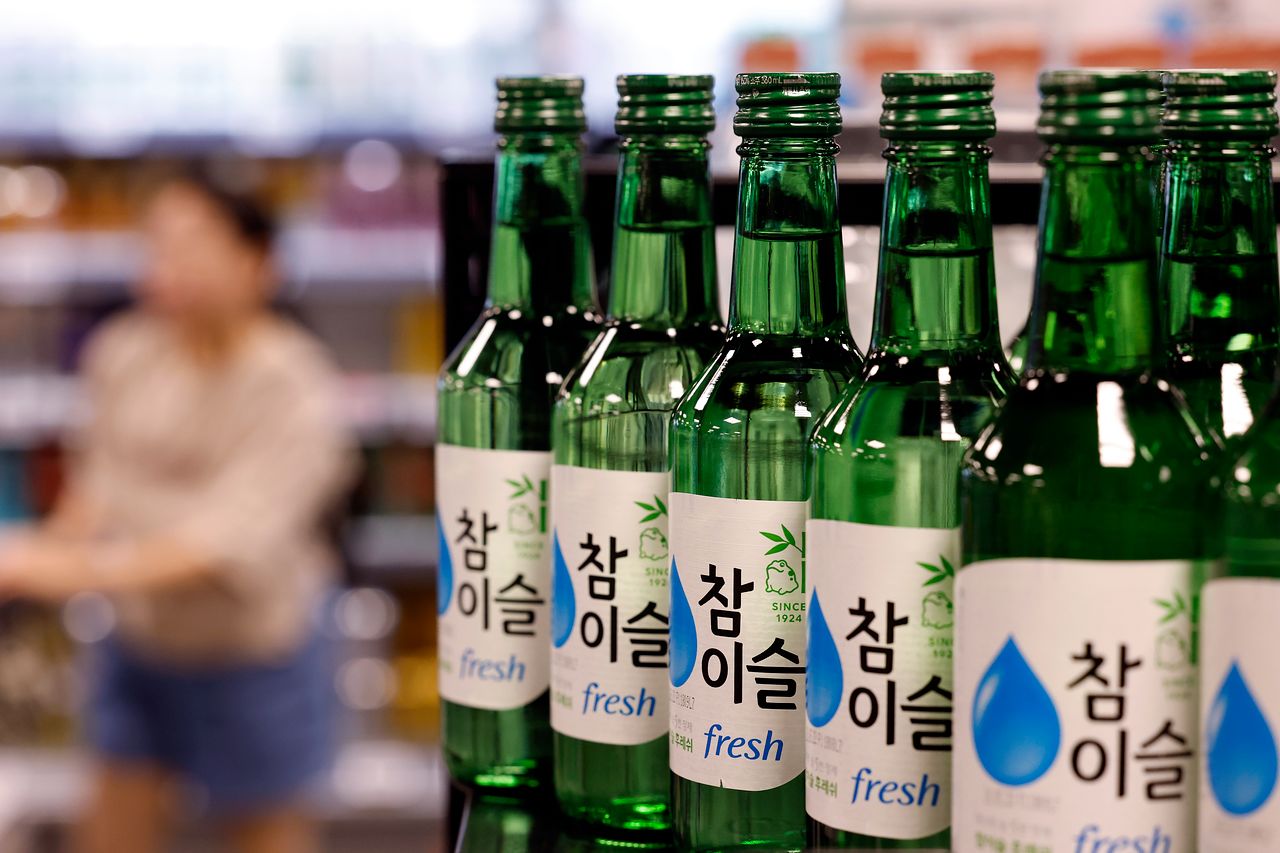 서울 시내의 한 대형마트 주류 코너에 진열된 참이슬 후레쉬. 뉴스1