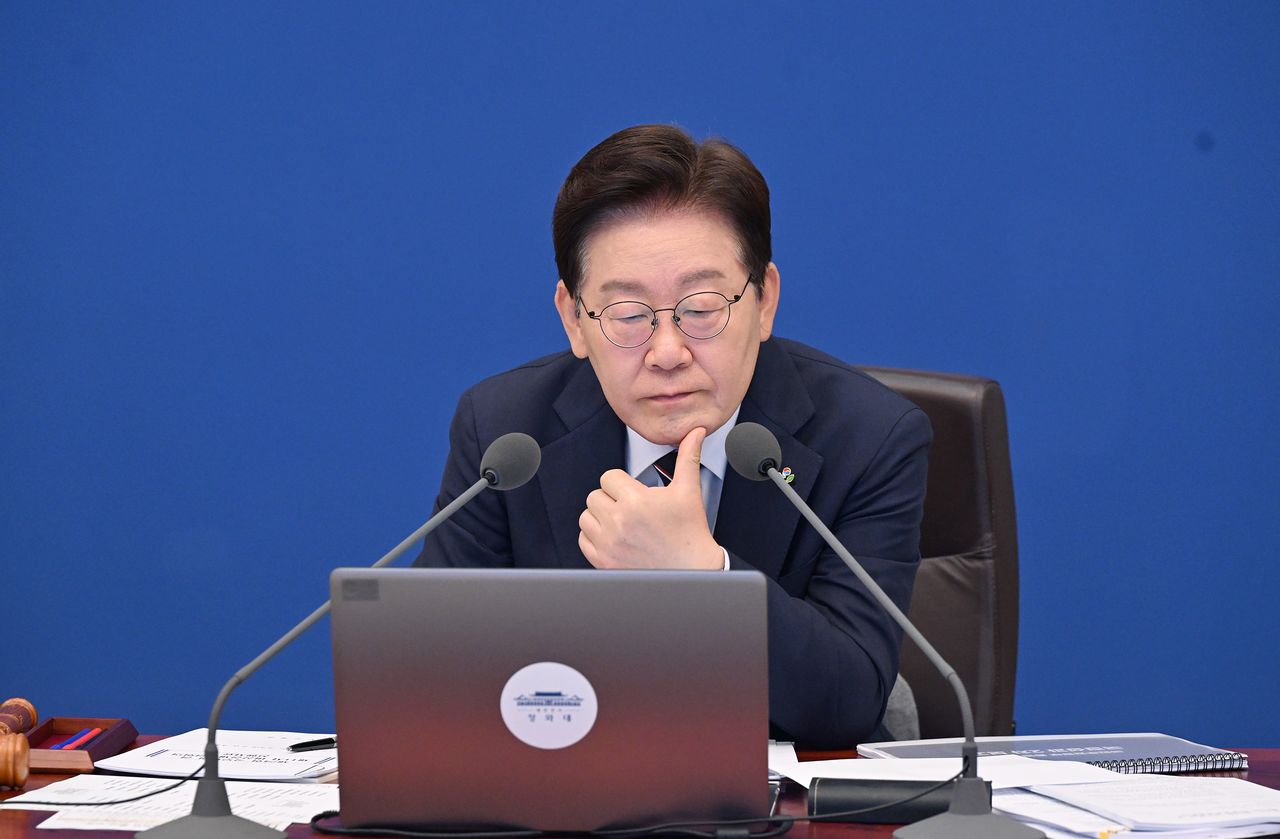 이재명 대통령이 2일 청와대에서 열린 제24회 국무회의 겸 제11차 비상경제점검회의에서 자료를 보고 있다. 청와대사진기자단