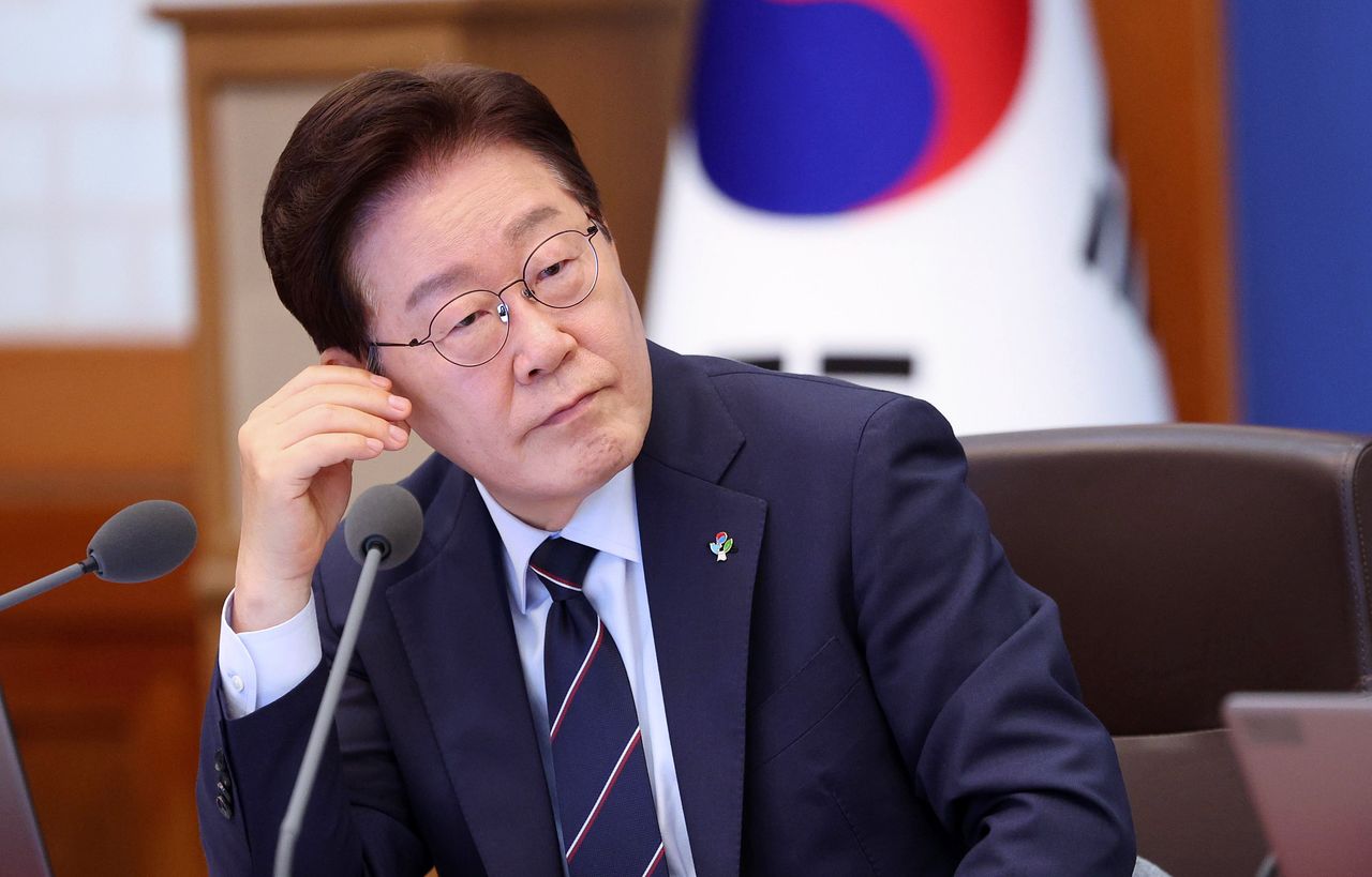 이재명 대통령이 2일 청와대 국무회의에서 부처별 보고를 받고 있다. 뉴스1