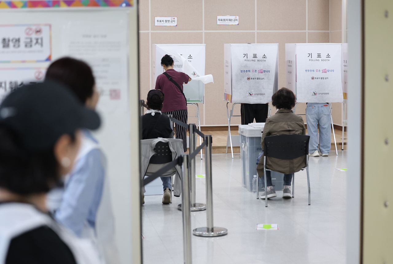 6·3 지방선거 사전투표 둘째날인 지난달 30일 서울 영등포구 신길4동 주민센터에 마련된 사전투표소에서 유권자들이 투표하고 있다. 연합뉴스