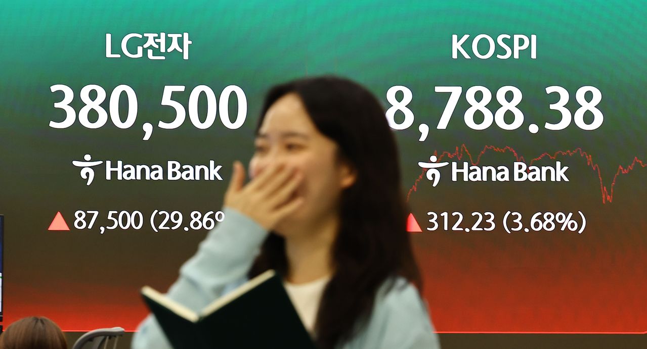 지난 1일 서울 중구 하나은행 본점 딜링룸 전광판에 코스피 지수가 표시되고 있다. 이날 코스피는 전 거래일 보다 312.23포인트(3.68%) 오른 8788.38에 장을 마쳤다. 김종호 기자 