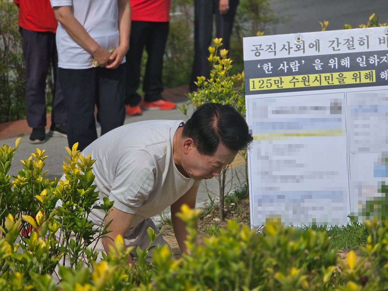 안교재 국민의힘 수원시장 후보가 지난 1일 경기 수원특례시청 앞에서 108배를 하고 있다. 안 후보는 “시민의 선택이 끝나기도 전에 누군가의 복귀를 기정사실처럼 준비하는 모습은 자유민주주의의 기본 원칙을 흔들 수 있는 매우 심각한 문제”라고 했다. 손성배 기자