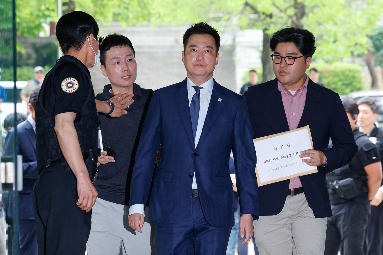 김세의 가로세로연구소 대표가 지난달 26일 오전 서울 서초구 중앙지방법원에서 성폭력범죄의 처벌 등에 관한 특례법 위반(카메라 등 이용 촬영·반포 등) 및 명예훼손 등 혐의와 관련, 구속 전 피의자 심문(영장실질심사)에 출석하고 있다. 뉴스1