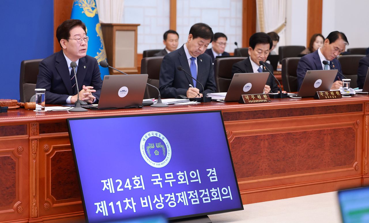 이재명 대통령이 2일 청와대에서 국무회의 겸 비상경제점검회의를 주재하고 있다. 연합뉴스