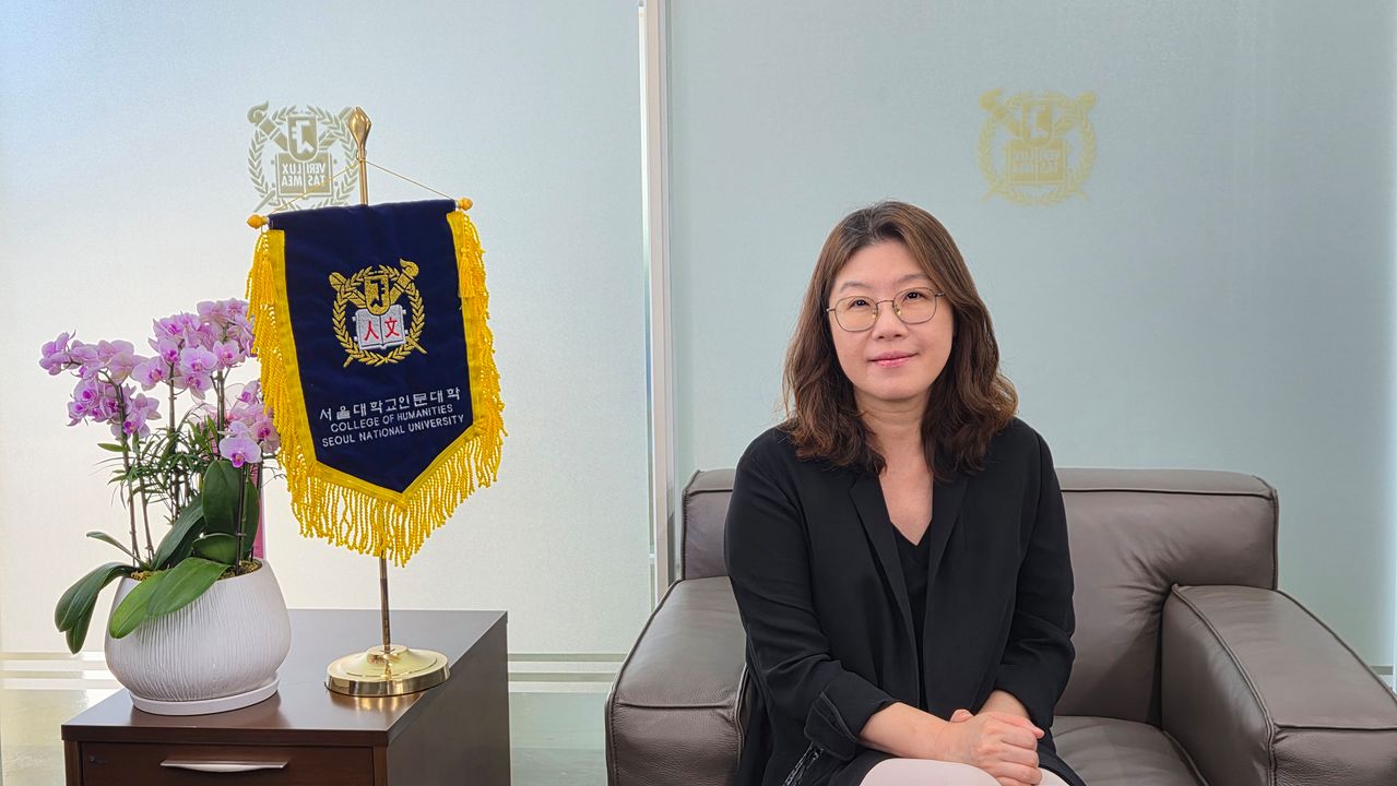 지난달 29일 서울대 인문대 학장실에서 만난 안지현 학장. 이규림 기자