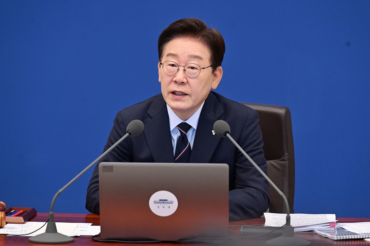 이재명 대통령이 2일 청와대에서 열린 제24회 국무회의 겸 제11차 비상경제점검회의에서 발언하고 있다. 청와대사진기자단
