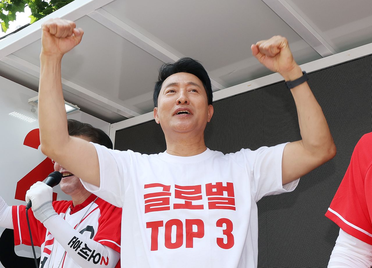 오세훈 국민의힘 서울시장 후보가 2일 서울 양천구 신곡시장에서 유권자들을 향해 지지를 호소하고 있다. 뉴스1
