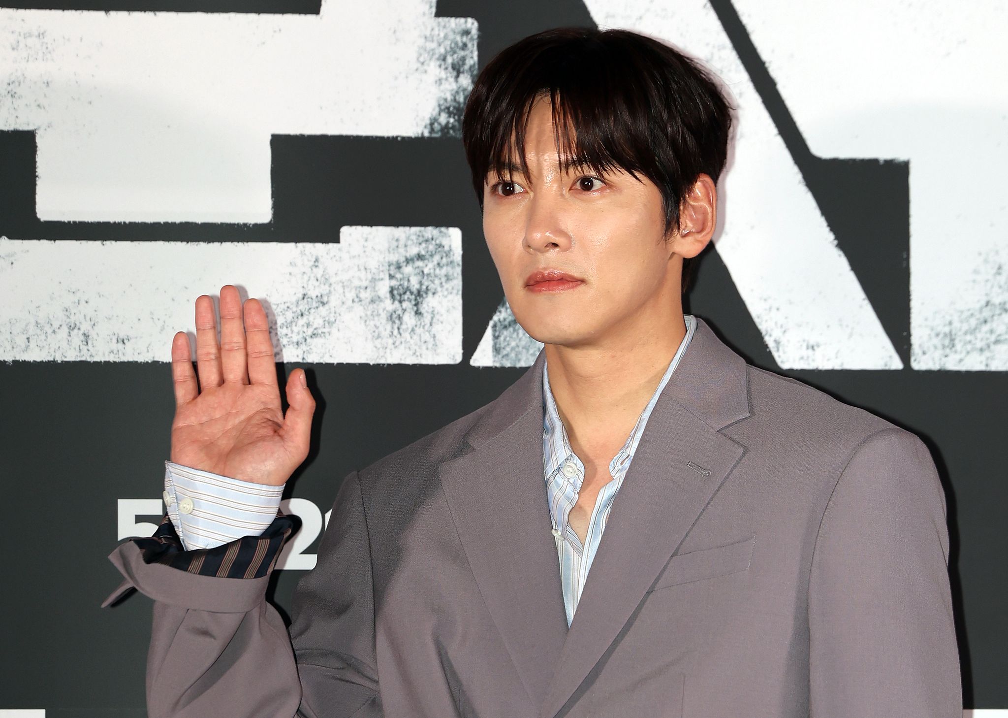 배우 지창욱이 지난달 20일 서울 용산구 CGV용산아이파크몰에서 열린 영화 ‘군체’ 기자간담회에 참석해 포즈를 취하고 있다. 뉴스1