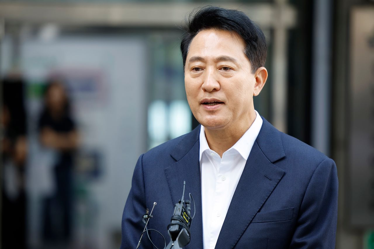 제9회 전국동시지방선거 사전투표 첫날인 29일 오전 서울 용산구 한남동 주민센터에 마련된 사전투표소에서 오세훈 서울시장 후보 투표를 마친 후 질의응답을 진행하고 있다. 김정훈 기자