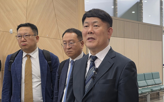 지난해 5월 탈세 혐의 재판 참석한 김정규 타이어뱅크 회장(맨 오른쪽). 연합뉴스
