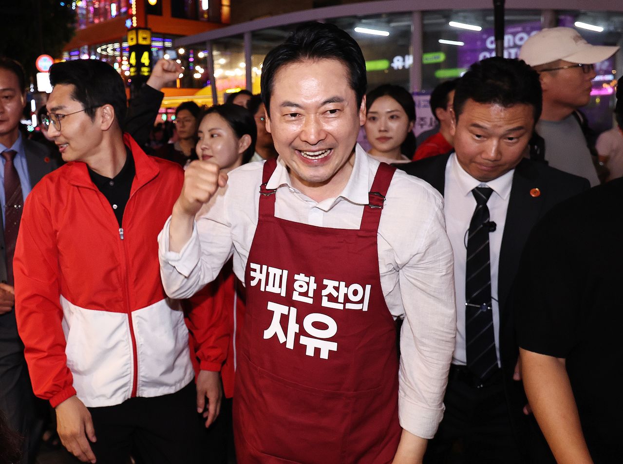 장동혁 국민의힘 대표가 제9회 전국동시지방선거일을 하루 앞둔 2일 서울 종로 일대에서 시민들에게 지지를 호소하고 있다. 뉴스1